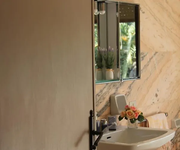 לינה וארוחת בוקר A Domo *